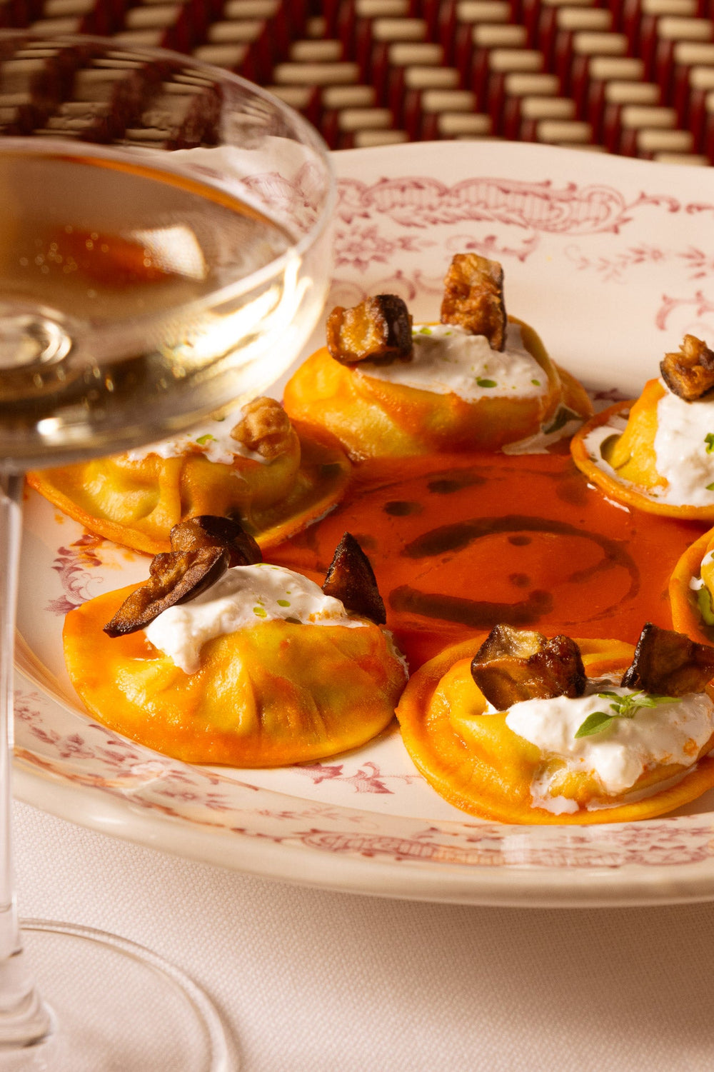 Tavola del bistrot con piatti e calici da The Appuntamento
