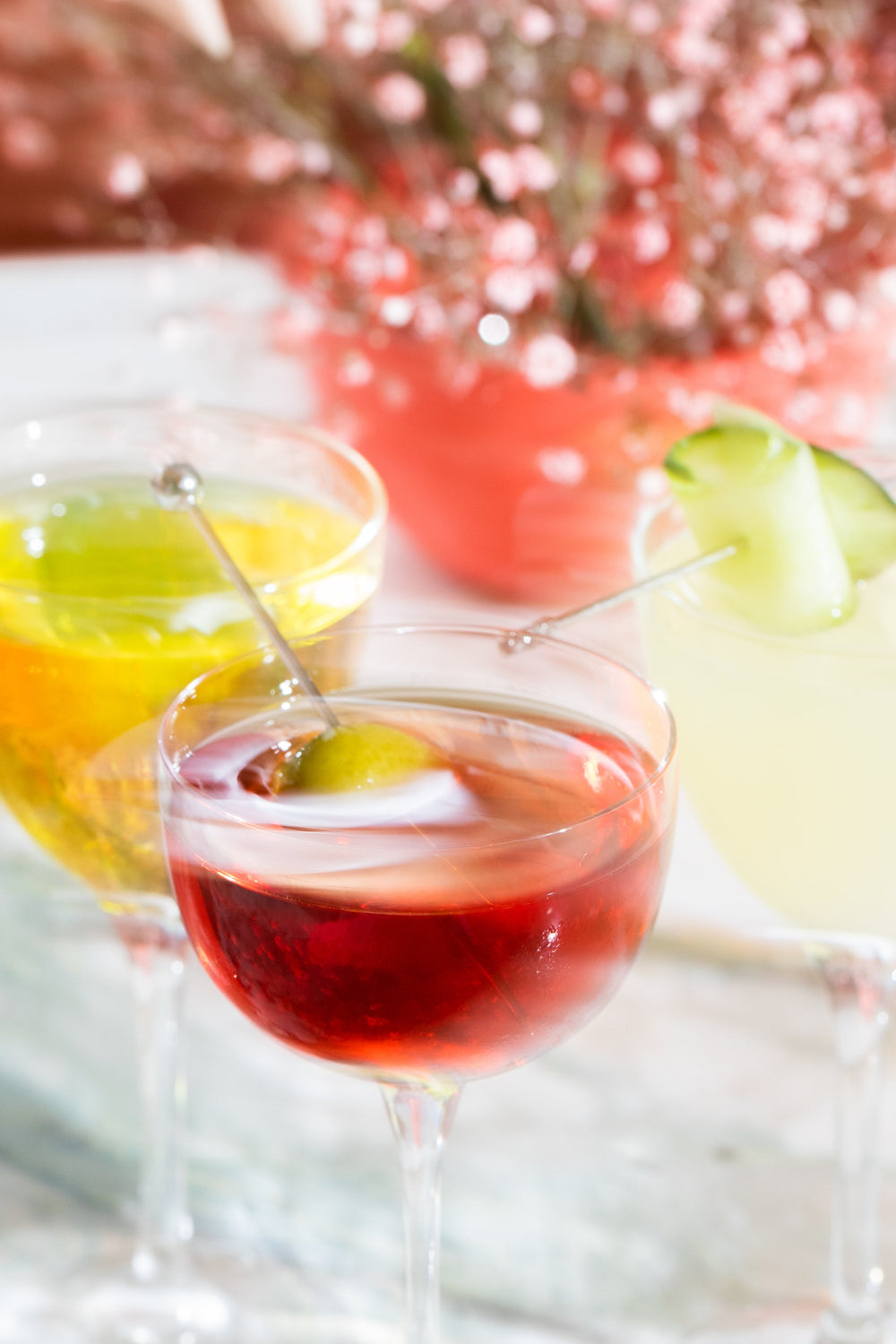 Cocktail colorati serviti tra i fiori da The Appuntamento