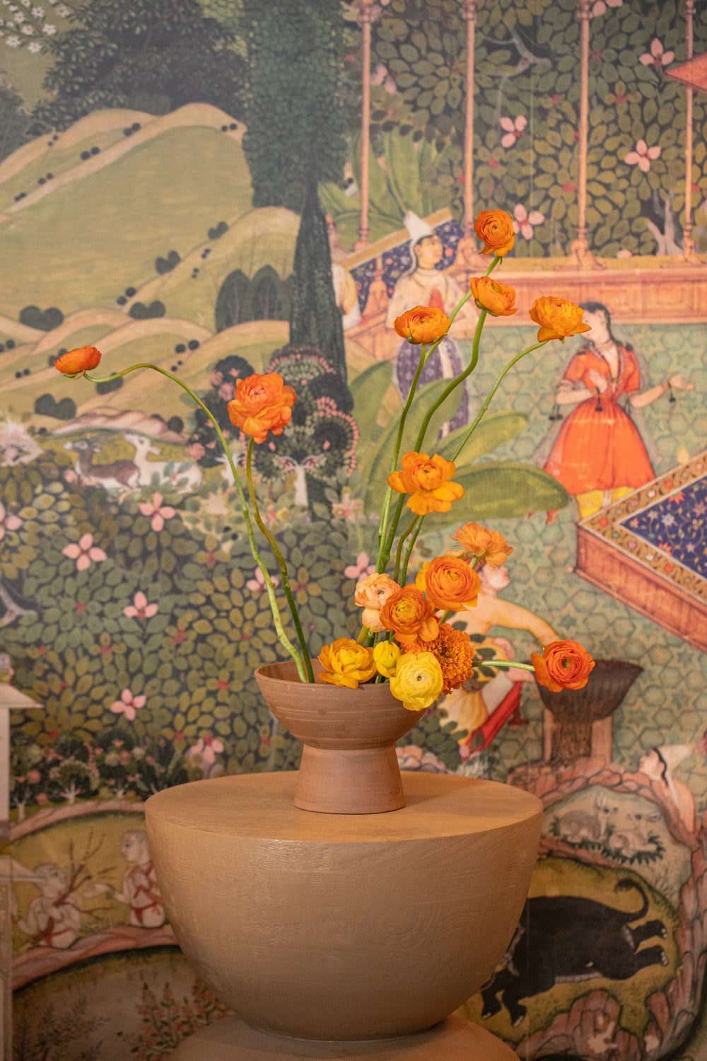 Composizione di fiori arancio in vaso nel salotto di The Appuntamento